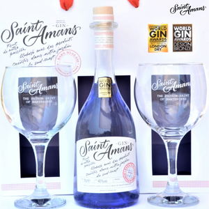 Two of our glasses surrounding a bottle of our Original gin. It also features our World Gin awards. Behind a glass, is a zoomed up version of the text on the bottle. There is also a red "Barn to Glass" stamp. French: Deux de nos verres autour d’une bouteille de notre Gin Original. Sont aussi représentés nos World Gin Awards. Derrière un verre se trouve une version agrandie du texte de la bouteille. Il y a aussi un tampon Barn to glass.