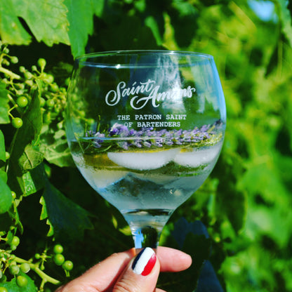 A beautiful hand-engraved glass of our gin with a spring of lavender. Un superbe verre gravé de notre gin avec un brin de lavande.