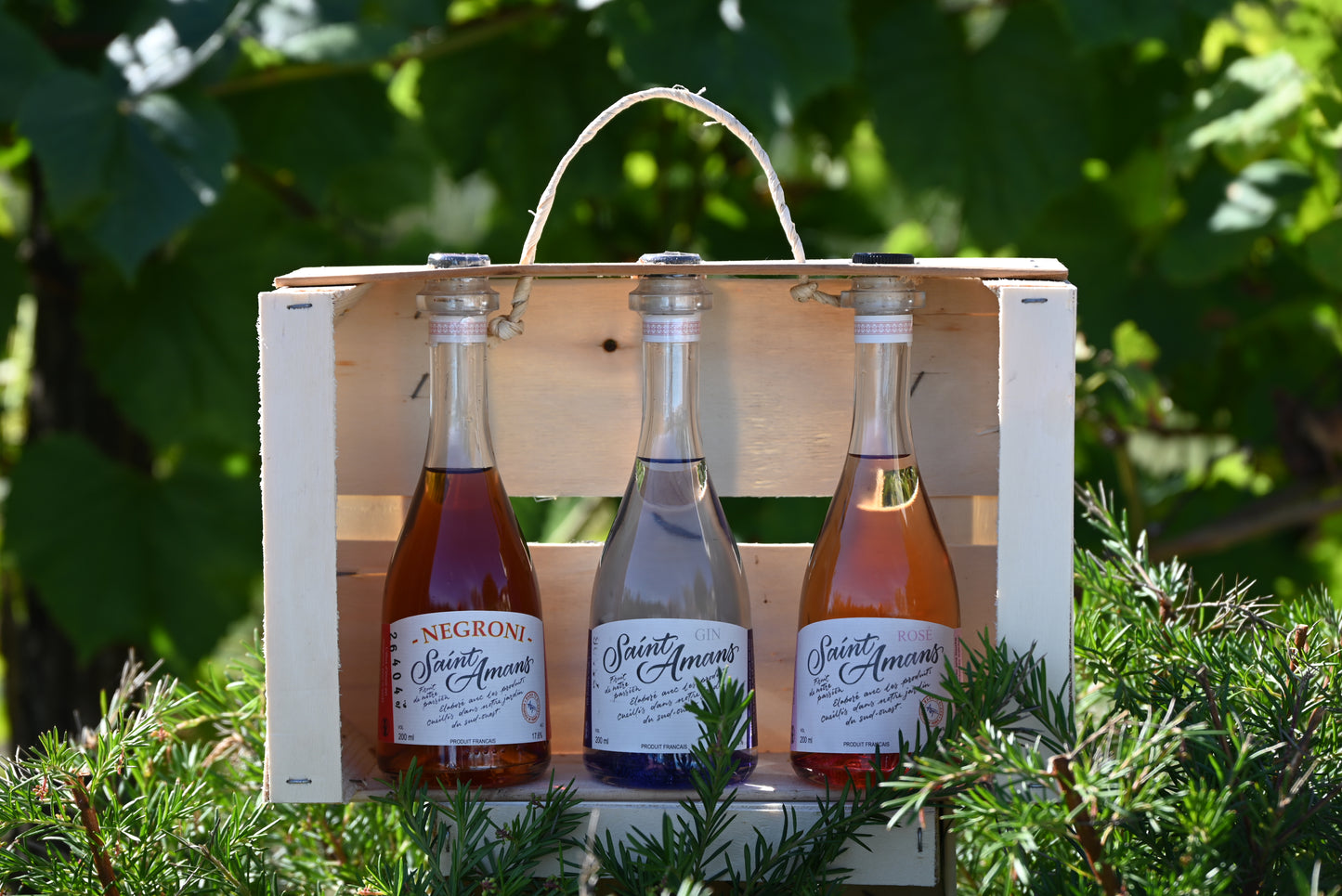Gluten free, made with natural ingredients, our artisanal premium French gins are ready to ship in their gift box to your door, anywhere in France and the UK. Pictured is our trio gift box, in our sunshiny garden. French: Sans gluten, à base d’ingrédients naturels, nos gins français haut de gamme artisanaux sont prêts à être expédiés chez vous dans leur coffret-cadeau, n’importe où en France et au Royaume-Uni. On voit sur la photo notre coffret-cadeau trio, dans notre jardin ensoleillé. 