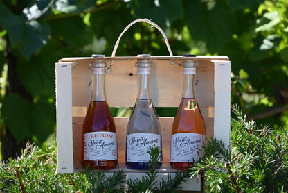 Gluten free, made with natural ingredients, our artisanal premium French gins are ready to ship in their gift box to your door, anywhere in France and the UK. Pictured is our trio gift box, in our sunshiny garden. French: Sans gluten, à base d’ingrédients naturels, nos gins français haut de gamme artisanaux sont prêts à être expédiés chez vous dans leur coffret-cadeau, n’importe où en France et au Royaume-Uni. On voit sur la photo notre coffret-cadeau trio, dans notre jardin ensoleillé. 