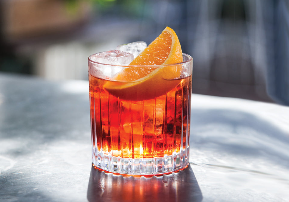 Glass of the perfect negroni cocktail recipe: the Saint Amans Negroni using our premium gin and a zest of orange. French: Un verre de la recette parfaite de cocktail Negroni : le Negroni Saint Amans utilisant notre gin premium et un zeste d’orange.